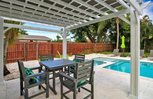 Naples Park House | Little Beach House w/POOL&SPA - 5 minutes to Vanderbilt Beach (Pet Friendly)