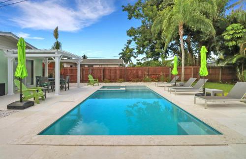 Naples Park House | Little Beach House w/POOL&SPA - 5 minutes to Vanderbilt Beach (Pet Friendly)