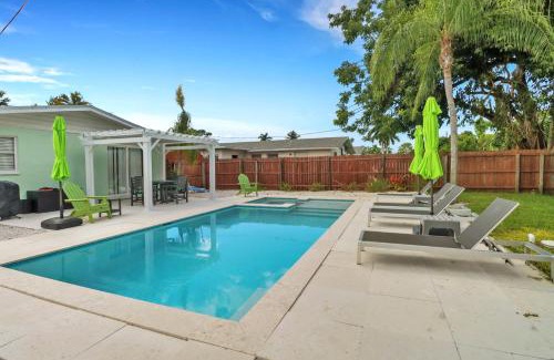 Naples Park House | Little Beach House w/POOL&SPA - 5 minutes to Vanderbilt Beach (Pet Friendly)