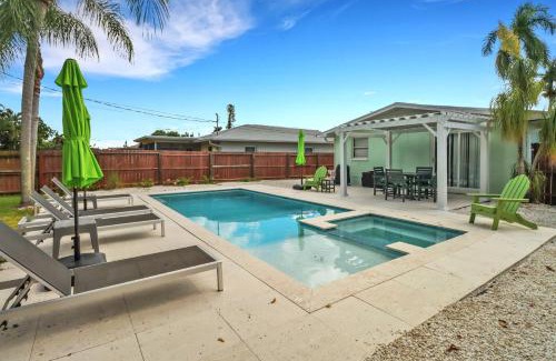 Naples Park House | Little Beach House w/POOL&SPA - 5 minutes to Vanderbilt Beach (Pet Friendly)