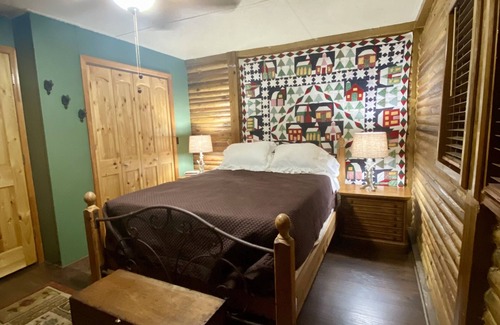 Hiawassee Cabin | LITTLE BEAR LODGE; Cabin w/Mountain View & Hot Tub!