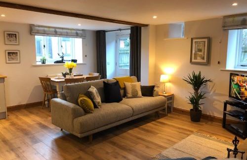 Pulham House | Little Coombe, Bookham Court