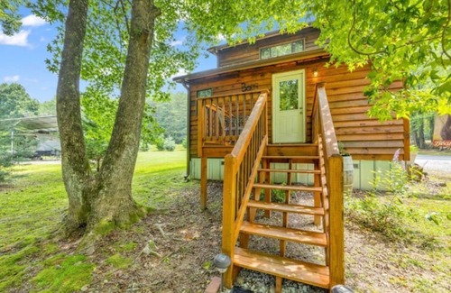 Helen Cabin | Little Creek Cabins - Rustic Cabin on the Creek 5 minutes to Helen