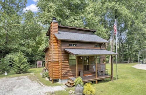 Helen Cabin | Little Creek Cabins - Rustic Cabin on the Creek 5 minutes to Helen