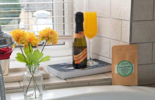 Bourton House | Little Gem Cottage Luxury cottage Bourton, dog friendly, parking, Gdn