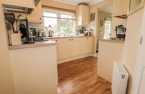 Melrose Cottage | LITTLE GEM LODGE, pet friendly, with a garden in St Boswells