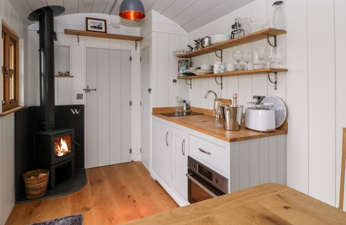 Lympsham Cottage | LITTLE HUT, romantic, character holiday cottage in Lympsham