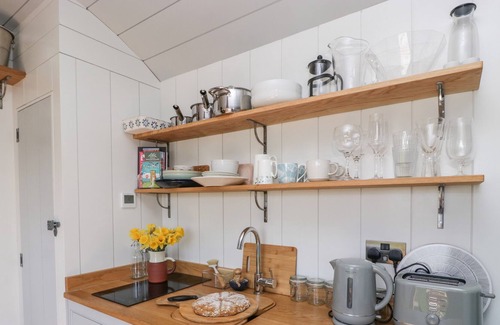 Lympsham Cottage | LITTLE HUT, romantic, character holiday cottage in Lympsham