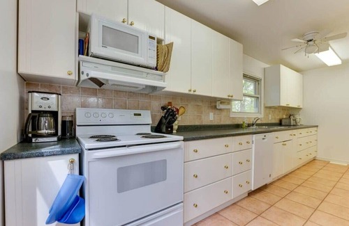 Muskoka Lakes House | Little Oaks Located on Lake Muskoka