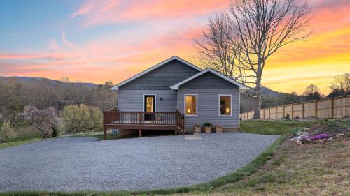 Fairview House | Little Pisgah Sunrise by AvantStay Mountain View