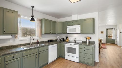 Fairview House | Little Pisgah Sunrise by AvantStay Mountain View