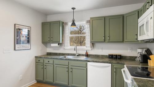 Fairview House | Little Pisgah Sunrise by AvantStay Mountain View