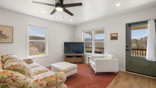 Fairview House | Little Pisgah Sunrise by AvantStay Mountain View