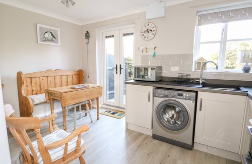 Hunstanton Cottage | LITTLE WASH COTTAGE, pet friendly, with a garden in Hunstanton