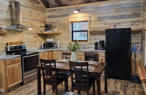 Mena Cabin | Little Wolf Cabins/The Cedar Creek Cabin close to WPG West Traiheads