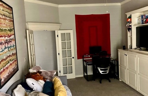 South Tulsa House | LIV Golf Course <3 mi from custom 4BR, theater, office, chef’s kitchen &studio