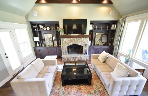 South Tulsa House | LIV Golf Course <3 mi from custom 4BR, theater, office, chef’s kitchen &studio