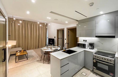 Downtown Dubai Apartment | Livbnb-Classy 2B w/Jacuzzi & BurjKhalifa View
