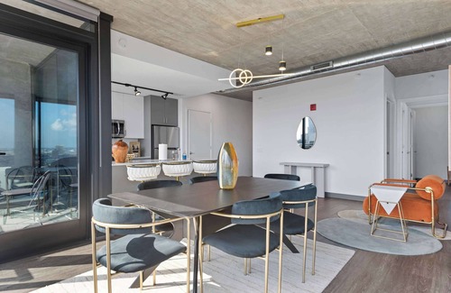 West Loop Apartment | Live in Luxe: West Loop 2BR w/Top Amenities