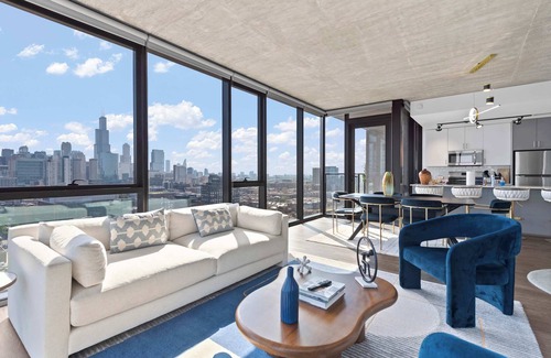 West Loop Apartment | Live in Luxe: West Loop 2BR w/Top Amenities