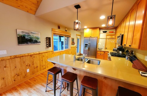 Sunriver Cabin | LIVE LODGE LIFE- Upscale decor, sleeps 15, hot tub, bikes, 10x SHARC, amazing!