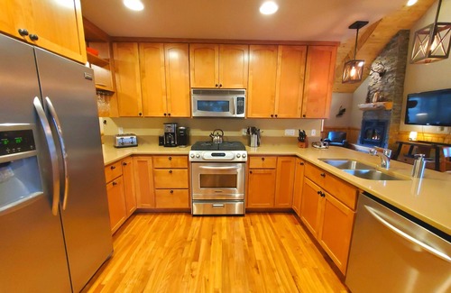 Sunriver Cabin | LIVE LODGE LIFE- Upscale decor, sleeps 15, hot tub, bikes, 10x SHARC, amazing!