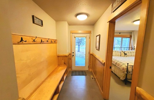 Sunriver Cabin | LIVE LODGE LIFE- Upscale decor, sleeps 15, hot tub, bikes, 10x SHARC, amazing!