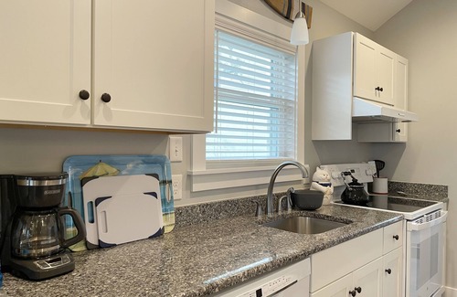 Ocracoke House | Live Oak Cottage: Newly built cottage perfect for two