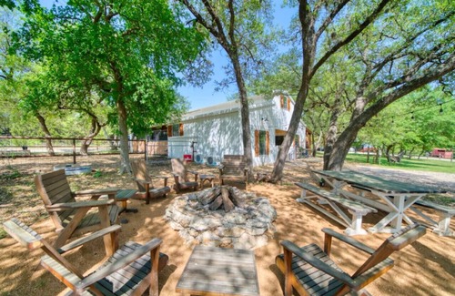Dripping Springs Apartment | Live Oak Lodge, Rustic Barndo w Dog (or Kid) Run!