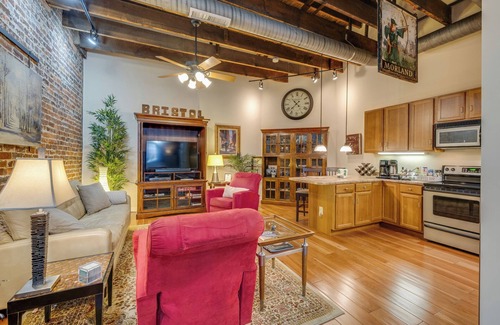 Bristol Apartment | LiveLike a LocalLoft, Downtown,Walkable/Music
