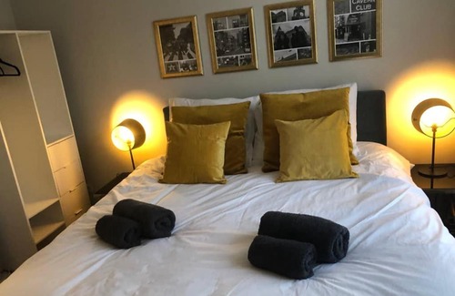 Siegburg Apartment | Liverpool · CHILLINGHOUSE # 8, ICE 3 Min. NETFLIX