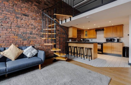 Liverpool City Centre Apartment | Liverpool Warehouse Flat | Sleeps 5 & Free Parking