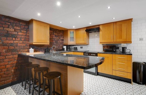 Liverpool City Centre Apartment | Liverpool Warehouse Flat | Sleeps 5 & Free Parking
