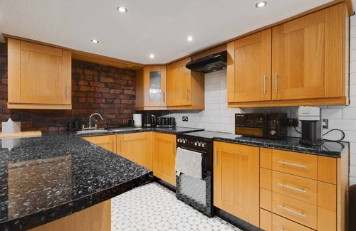 Liverpool City Centre Apartment | Liverpool Warehouse Flat | Sleeps 5 & Free Parking