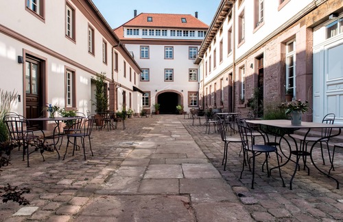 Lahr Apartment | Living in a city palace with a quiet inner courtyard and garden