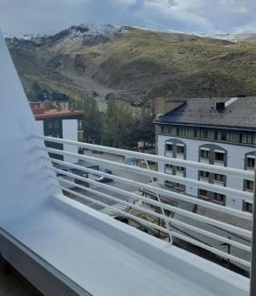 Pradollano Apartment | LIVING SIERRA NEVADA, céntrico, vistas, zona baja Montblanc