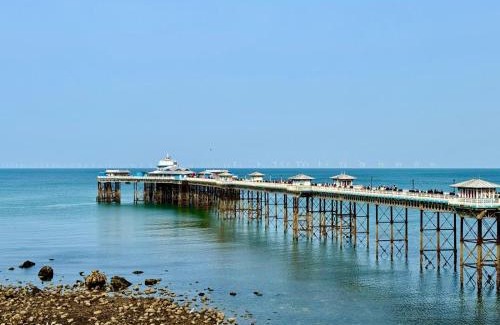 Penrhyn Bay House | Llandudno Boutique style seaside retreat with stunning views