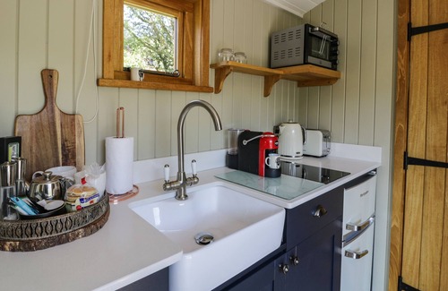 Llanbedr Cottage | LLETHR - SHEPHERDS HUT, romantic, with hot tub in Llanbedr