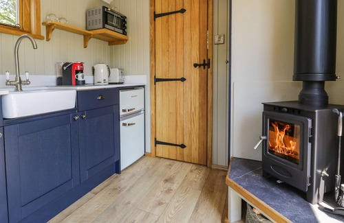 Llanbedr Cottage | LLETHR - SHEPHERDS HUT, romantic, with hot tub in Llanbedr