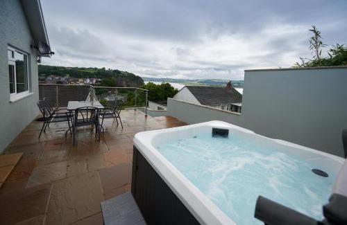 Laugharne House | Lloret- Modern retreat with Castle views and private Hot Tub