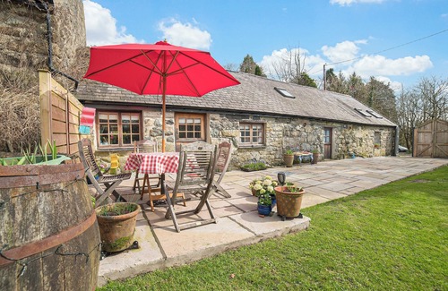 Garndolbenmaen Cottage | Llyn Peninsula historic holiday cottage, a restored 18th century longhouse.