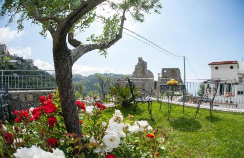 Pontone Apartment | Lo Smeraldo Private Pool Villa Ravello by ElodeaGroup