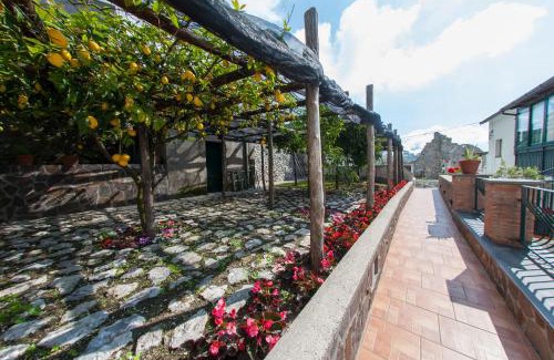 Pontone Apartment | Lo Smeraldo Private Pool Villa Ravello by ElodeaGroup