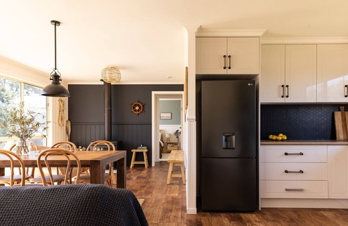Coles Bay House | Lobster Pot Cabin, Beachfront Escape - Coles Bay
