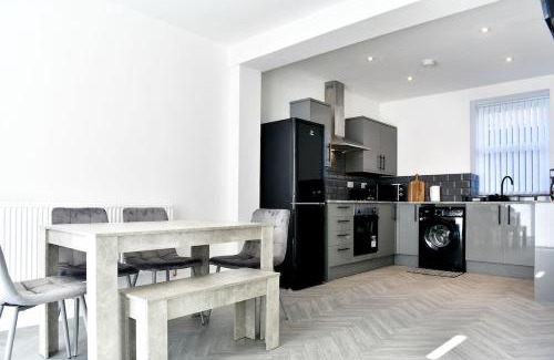Clydach Apartment | Local City Centre 3 Bedroom House