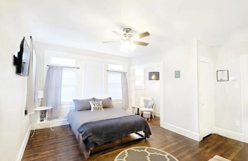 Lower Greenville Apartment | Local Hotspot SHELTER IN PLACE HERE!
