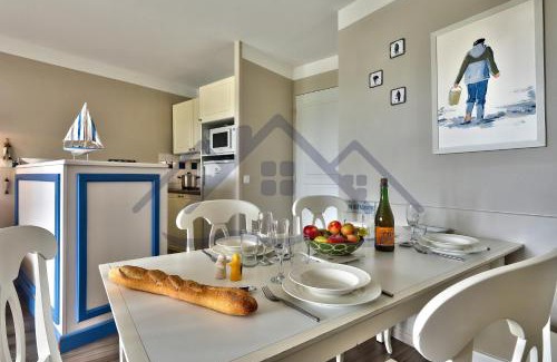 Guilvinec Apartment | LocaLise - A06 - Entièrement de plain-pied avec petite vue mer - Donnant sur la piscine et le jardin - wifi inclus - draps inclus -