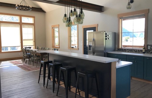 Gardiner House | Located 10 miles north of Yellowstone Park.