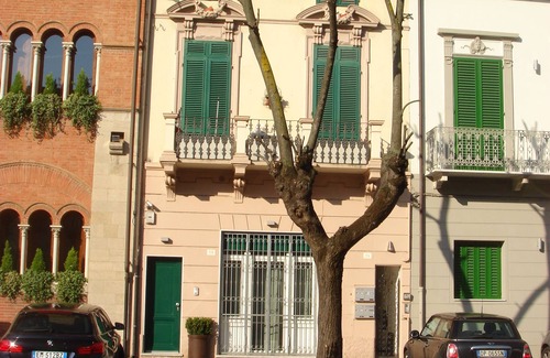 Viareggio Apartment | Located 100 meters from the sea and a stone's throw from the pine forest. Wifi.