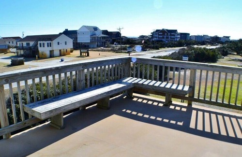 South Nags Head House | Located in a calm community in South Nags Head, it is the perfect family getaway.